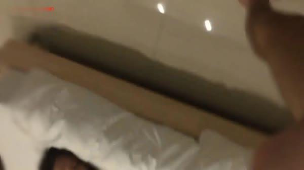 迷奸系列杭州高颜值漂亮美女和闺蜜男友酒店见面时中招被各种蹂躏虐玩后啪啪